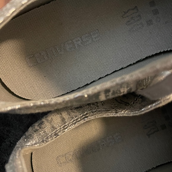 Silver & gray converse low tops. Size 9 - Picture 3 of 7